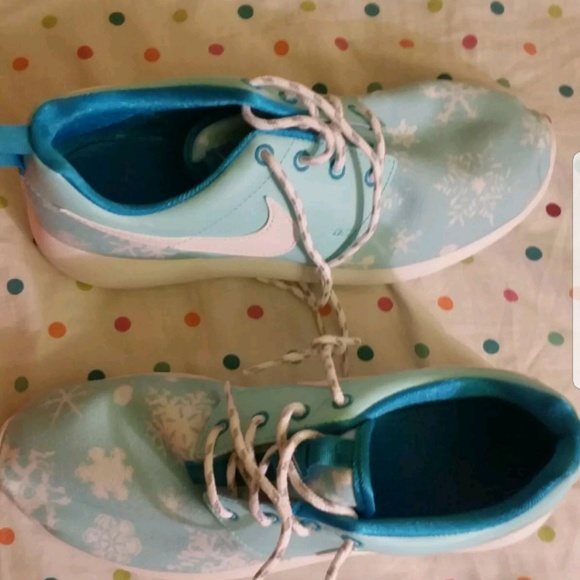 ❄️Nike Roshe Blue with White snowflakes 6.5Y - Picture 2 of 5